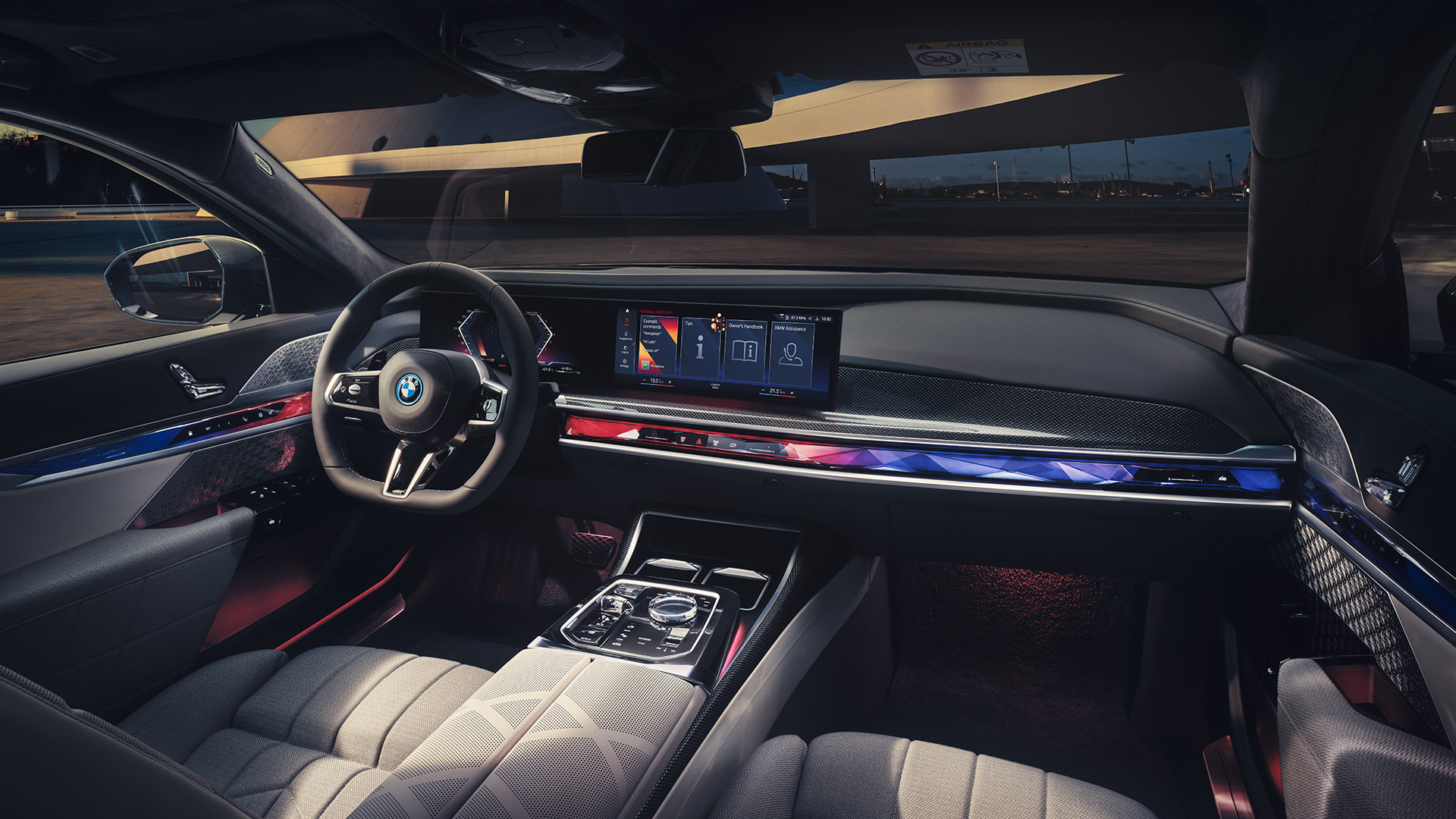 Интерьер, кокпит BMW M760e xDrive G70 Интерьер, кокпит BMW M760e xDrive G70, вид с сиденья переднего пассажира