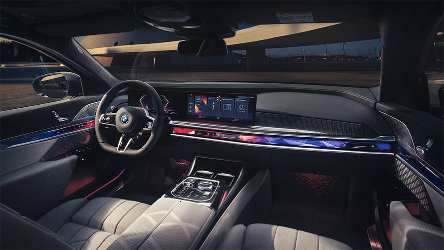 Интерьер, кокпит BMW M760e xDrive G70, вид с сиденья переднего пассажира