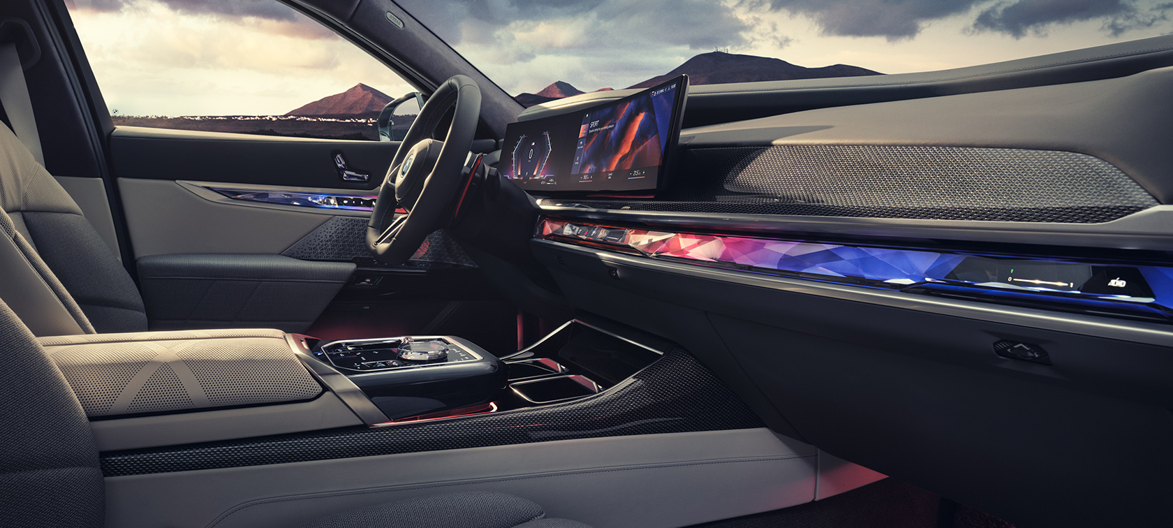 Интерьер BMW M760e xDrive G70 Интерьер BMW M760e xDrive G70, вид с сиденья переднего пассажира