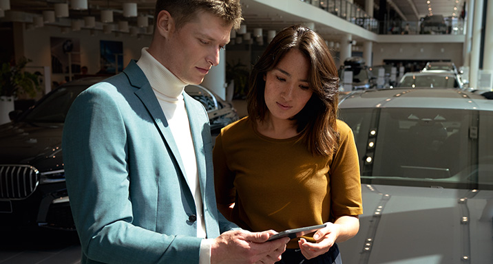 Сотрудник BMW консультирует клиента