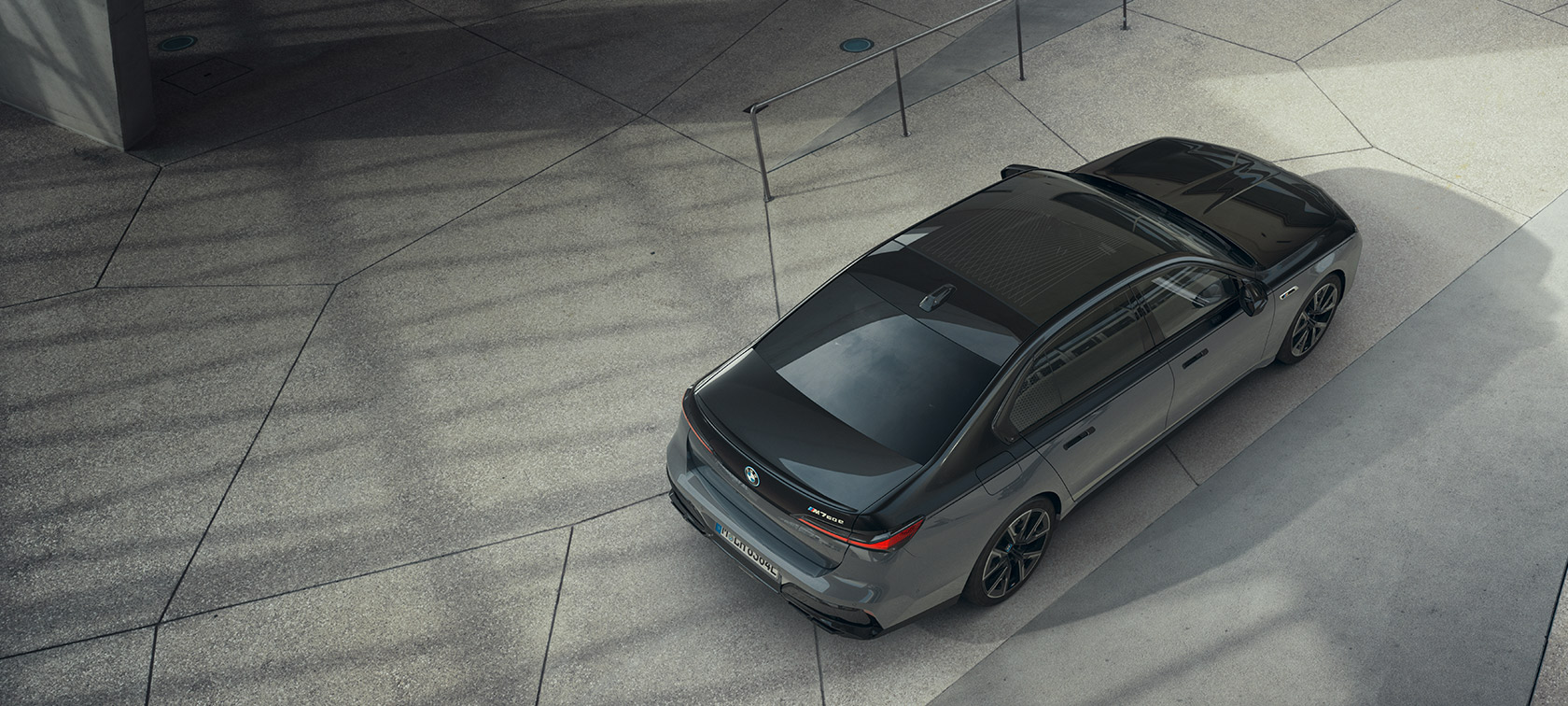 BMW M760e xDrive G70 с пакетом M Performance BMW M760e xDrive G70 с пакетом M Performance, двухцветная окраска кузова BMW Individual (черный металлик Black Sapphire и серый металлик Dravite Grey), вид спереди сверху