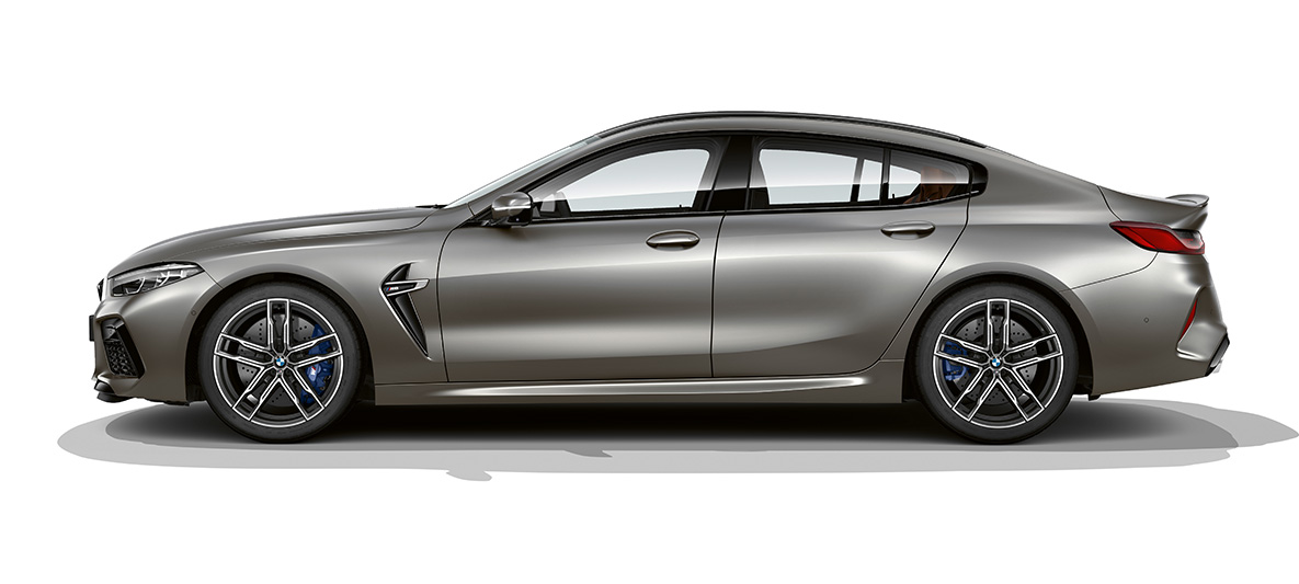 BMW M8 Gran Coupe, вид сбоку F93 BMW M8 Gran Coupe F93 2020 МГ цвета Серебристый Камень из линейки BMW Individual, вид сбоку