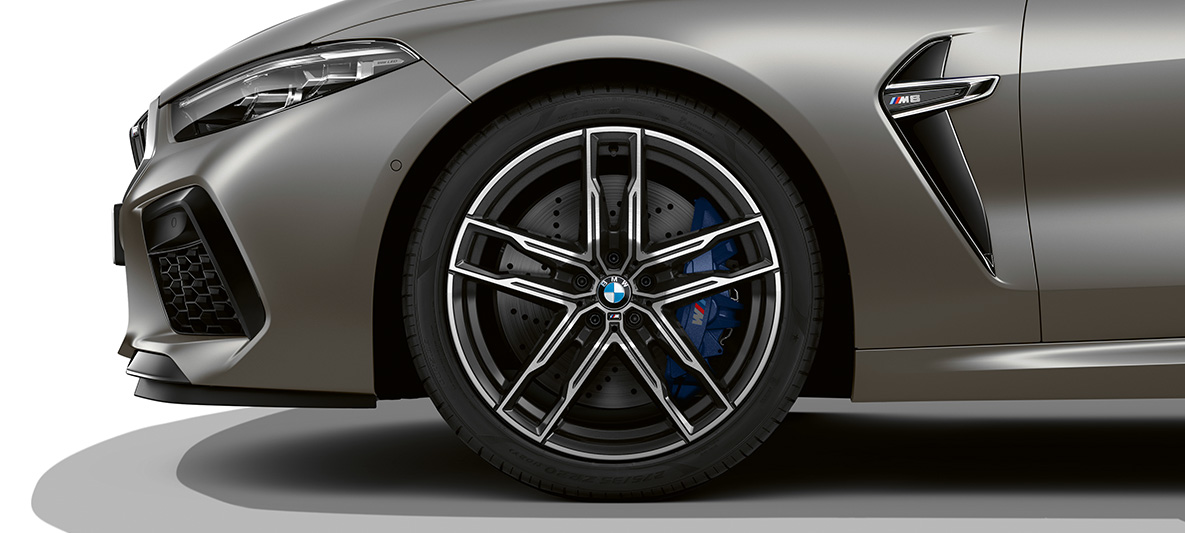 Легкосплавные колесные диски M модели BMW M8 Gran Coupe F93 BMW M8 Gran Coupe F93 2020 МГ цвета Серебристый Камень из линейки BMW Individual, легкосплавные колесные диски М, вид сбоку