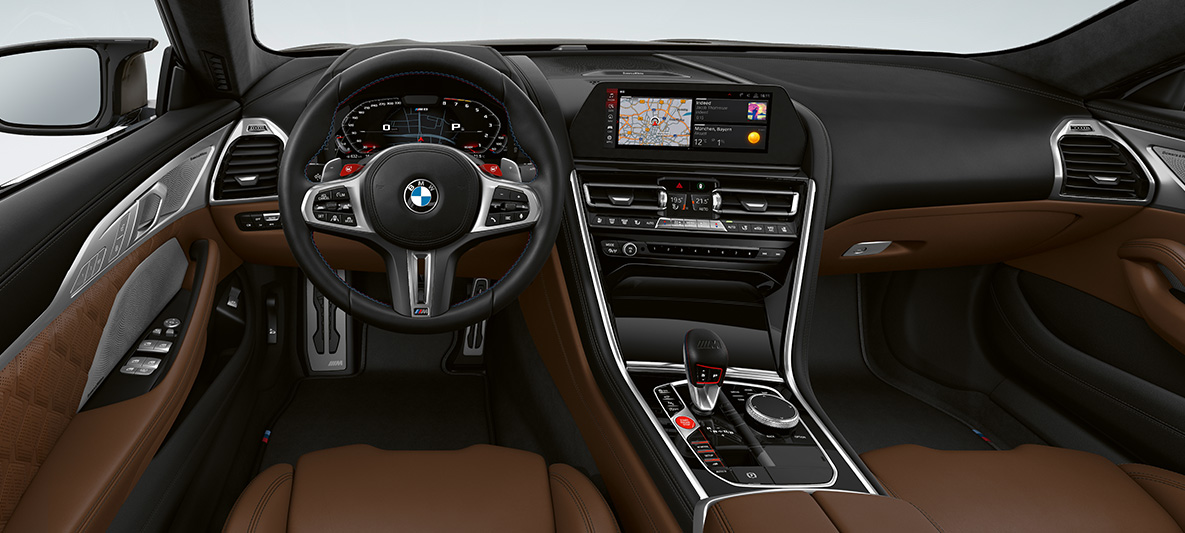 Место водителя в BMW M8 Gran Coupe F93 Место водителя в BMW M8 Gran Coupe F93 2020 МГ, интерьер