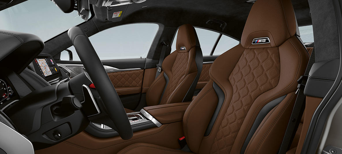 Спортивные сиденья M с кожаной обивкой Merino модели BMW M8 Gran Coupe F93 Спортивные сиденья M с эмблемой M8 и кожаной обивкой Merino модели BMW M8 Gran Coupe F93 2020 МГ, интерьер