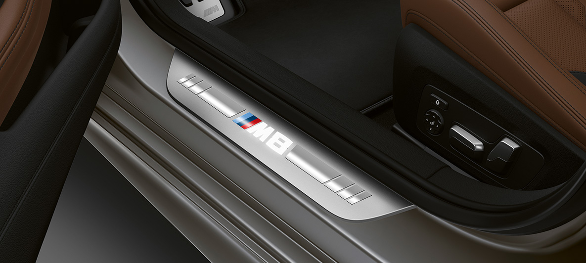 Пороги дверных проемов модели BMW M8 Gran Coupe F93 Пороги дверных проемов с надписью «M8» модели BMW M8 Gran Coupe F93 2020 МГ, интерьер