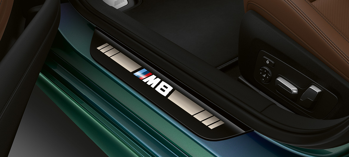 Пороги дверных проемов BMW M8 Gran Coupe First Edition F93 Пороги дверных проемов с надписью «М8» модели BMW M8 Gran Coupe First Edition F93 2020 МГ цвета Aurora Diamond (металлик) из линейки BMW Individual, интерьер