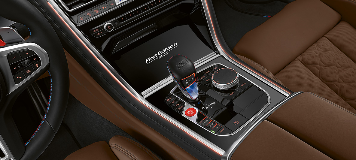 Надпись «First Edition» модели BMW M8 Gran Coupe First Edition F93 Надпись «First Edition» модели BMW M8 Gran Coupe First Edition F93 2020 МГ цвета Aurora Diamond (металлик) из линейки BMW Individual, салон