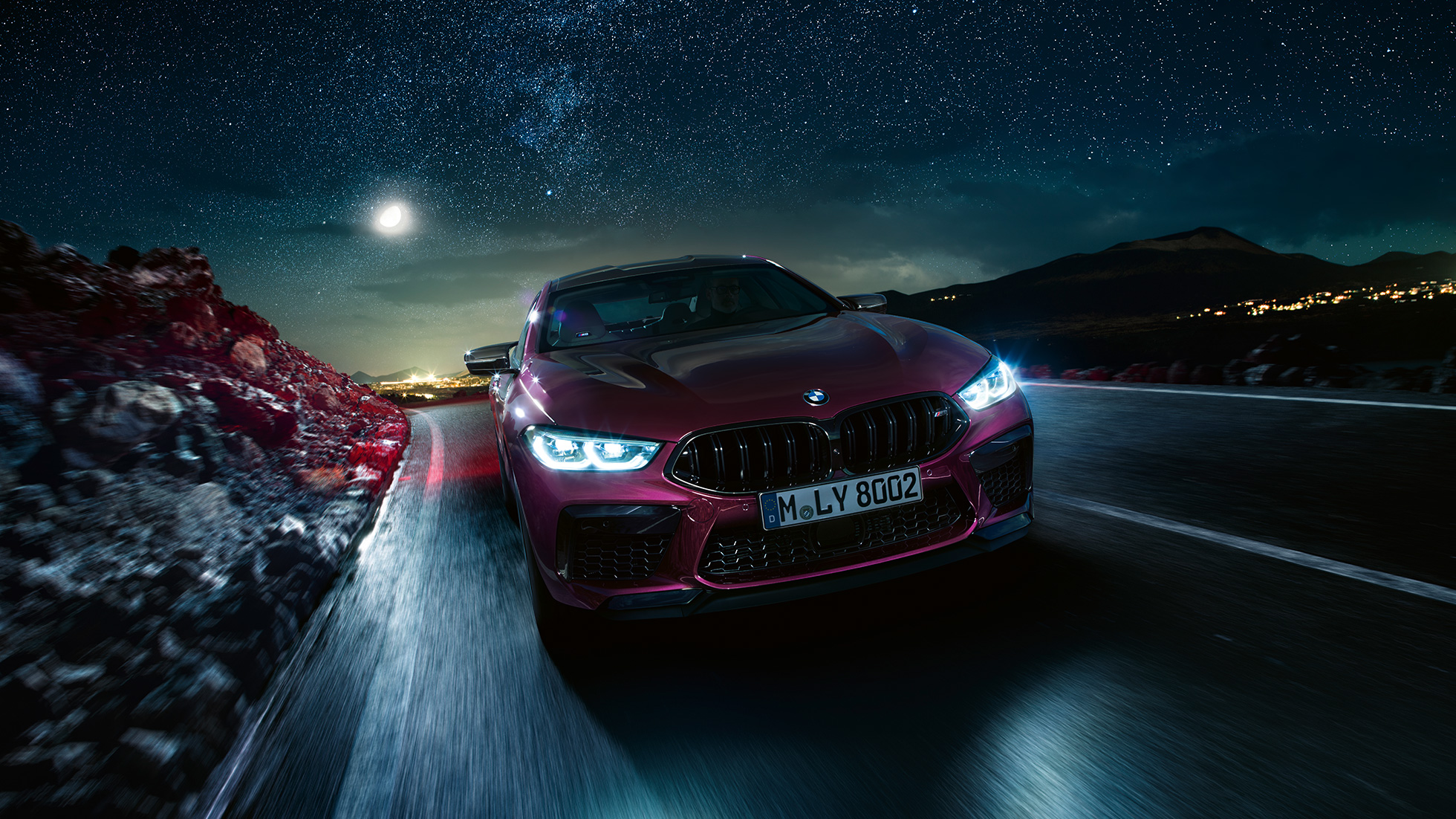 BMW M8 Competition Gran Coupe, вид спереди в движении F93 BMW M8 Competition Gran Coupe F93 2020 МГ цвета Аметрин металлик из линейки BMW Individual, вид спереди в движении