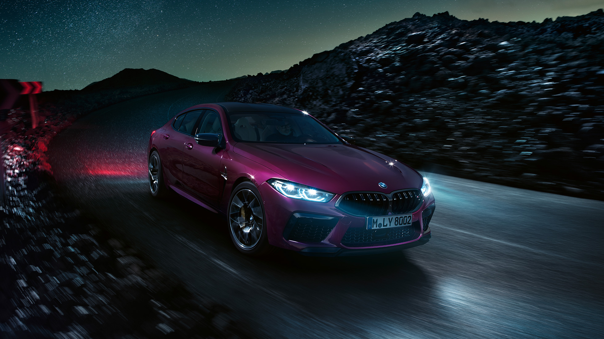 BMW M8 Competition Gran Coupe, вид спереди с поворотом в три четверти F93 BMW M8 Competition Gran Coupe F93 2020 МГ цвета Аметрин металлик из линейки BMW Individual, вид спереди с поворотом в три четверти