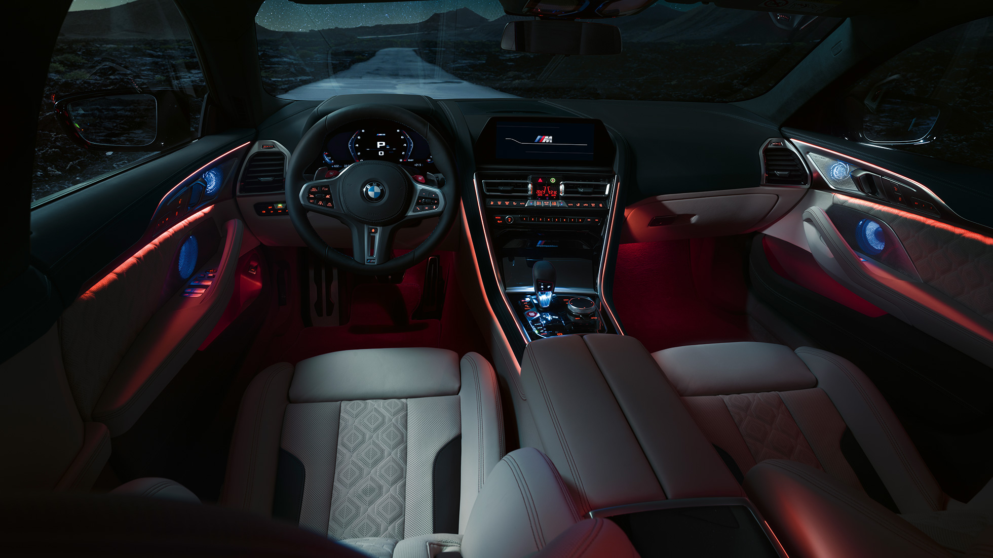 BMW M8 Competition Gran Coupe, интерьер F93 BMW M8 Competition Gran Coupe F93 2020 МГ, спортивные сиденья М, интерьер