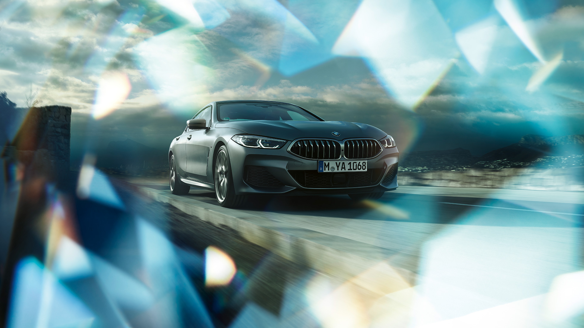 BMW M850i xDrive Gran Coupe, вид спереди с поворотом в три четверти G16 BMW M850i xDrive Gran Coupe G16 2019 МГ цвета Серебристо-синий Камень (металлик) из линейки BMW Individual, вид спереди с поворотом в три четверти