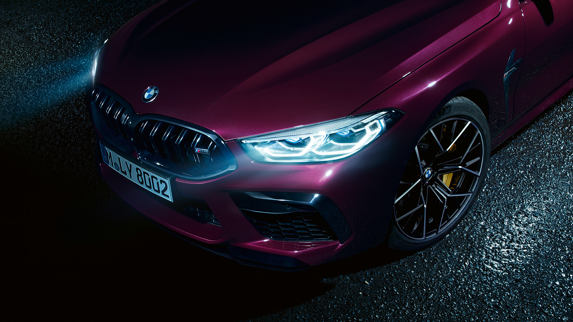 BMW M8 Competition Gran Coupe, вид спереди сбоку крупным планом F93 BMW M8 Competition Gran Coupe F93 2020 МГ цвета Аметрин металлик из линейки BMW Individual, лазерные фары BMW Laserlight, вид спереди сбоку крупным планом