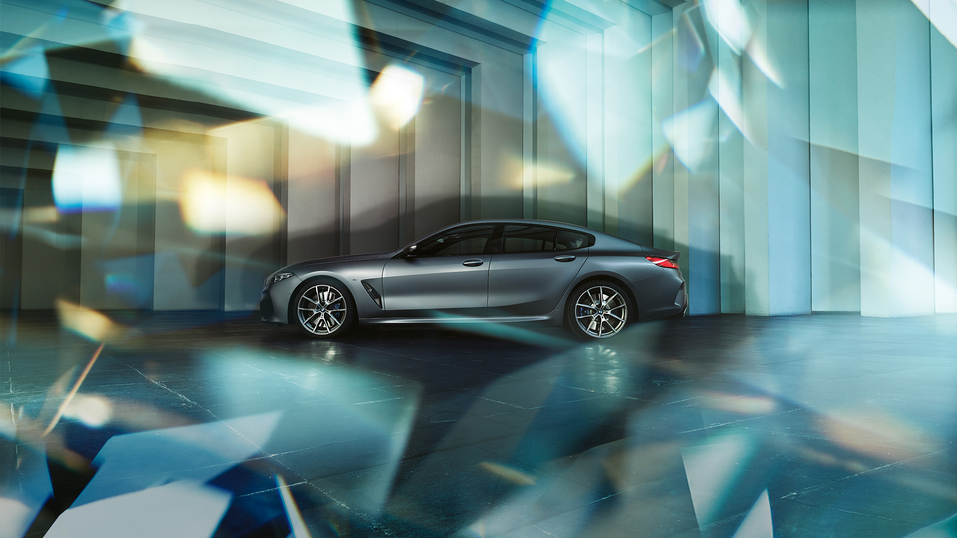 Купеобразный силуэт BMW M850i xDrive Gran Coupe G16 Купеобразный силуэт BMW M850i xDrive Gran Coupe G16 2019 МГ цвета Серебристо-синий Камень (металлик) из линейки BMW Individual, вид сбоку