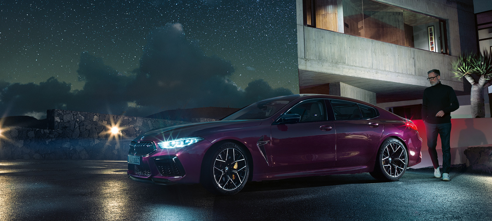 Новый BMW M8 Competition Gran Coupe F93 Новый BMW M8 Competition Gran Coupe F93 2020 МГ цвета Аметрин металлик из линейки BMW Individual, вид сбоку с поворотом в три четверти