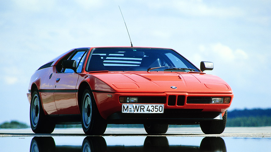 BMW M1 M E26 төрттен үш бөлігімен алдынан көрінісі, қозғалыссыз BMW M сериялы BMW M1 M E26 төрттен үш бөлігімен алдынан көрінісі, қозғалыссыз