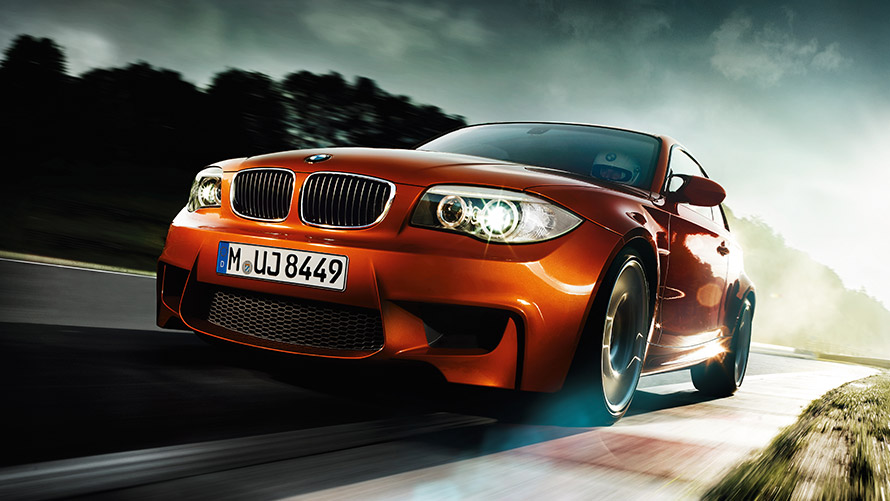 BMW 1 сериялы M Coupé E82 төрттен үш бөлігімен алдынан көрінісі, қозғалыста көшеде BMW M Series BMW 1 Series M Coupé E82 төрттен үш бөлігімен алдынан көрінісі, қозғалыста көшеде