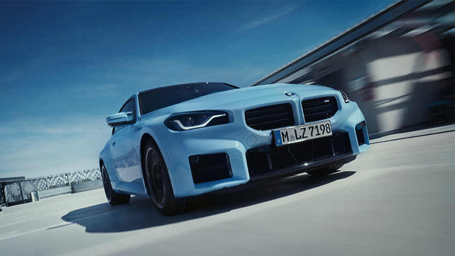 BMW M2 G87, көшеде қозғалыста алдынан көрінісі BMW M сериялы BMW M2 G87, көшеде қозғалыста алдынан көрінісі