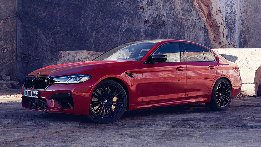 BMW M5 F90 төрттен үш бөлігімен алдынан көрінісі, қозғалыста көшеде BMW M сериялы BMW M5 F90 төрттен үш бөлігімен алдынан көрінісі, қозғалыста көшеде