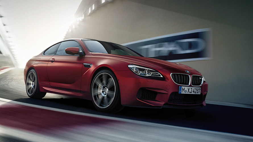 BMW M6 F13 төрттен үш бөлігімен жанынан көрінісі, қозғалыста көшеде BMW M сериялы BMW M6 F13 төрттен үш бөлігімен жанынан көрінісі, қозғалыста көшеде