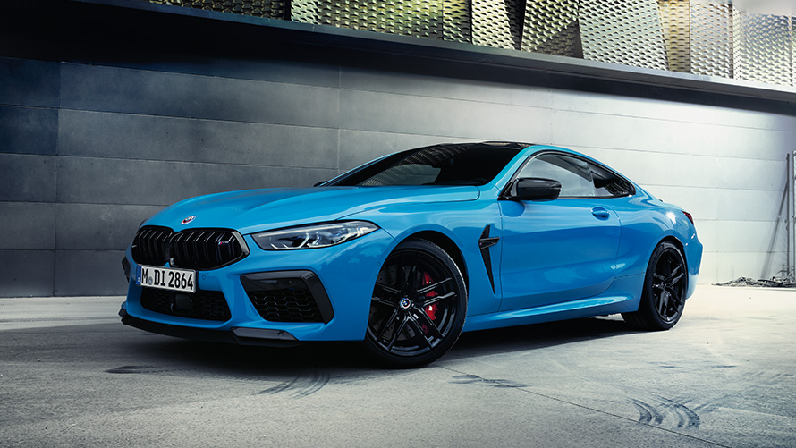 BMW M8 M F92 төрттен үш бөлігімен модельмен түсірілген артынан көрінісі BMW M сериялы BMW M8 M F92 төрттен үш бөлігімен модельмен түсірілген артынан көрінісі