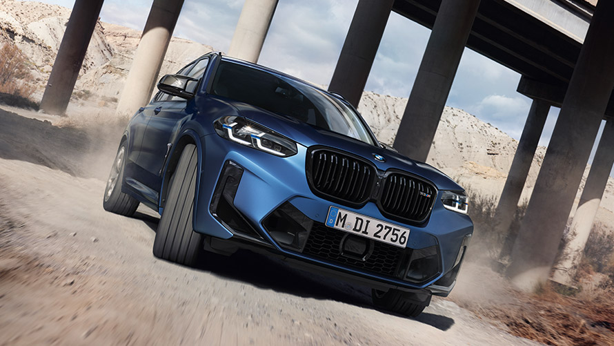 BMW X3 M F97 төрттен үш бөлігімен алдынан көрінісі, қозғалыста BMW M сериялы BMW X3 M F97 төрттен үш бөлігімен алдынан көрінісі, қозғалыста