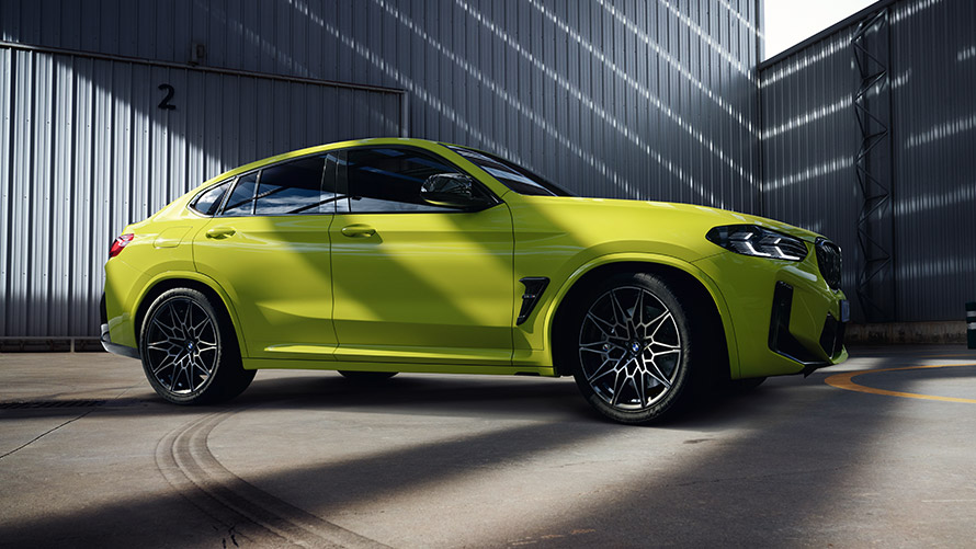 BMW X4 M F98 жанынан көрінісі, қозғалыссыз BMW M сериялы BMW X4 M F98 жанынан көрінісі, қозғалыссыз