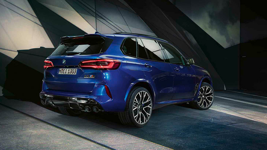 BMW X5 M F95 төрттен үш бөлігімен артынан көрінісі, қозғалыссыз BMW M сериялы BMW X5 M F95 төрттен үш бөлігімен артынан көрінісі, қозғалыссыз