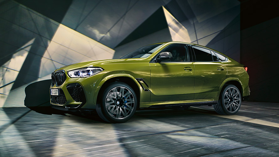 BMW X6 M F96 төрттен үш бөлігімен жанынан көрінісі, қозғалыссыз BMW M сериялы BMW X6 M F96 төрттен үш бөлігімен жанынан көрінісі, қозғалыссыз