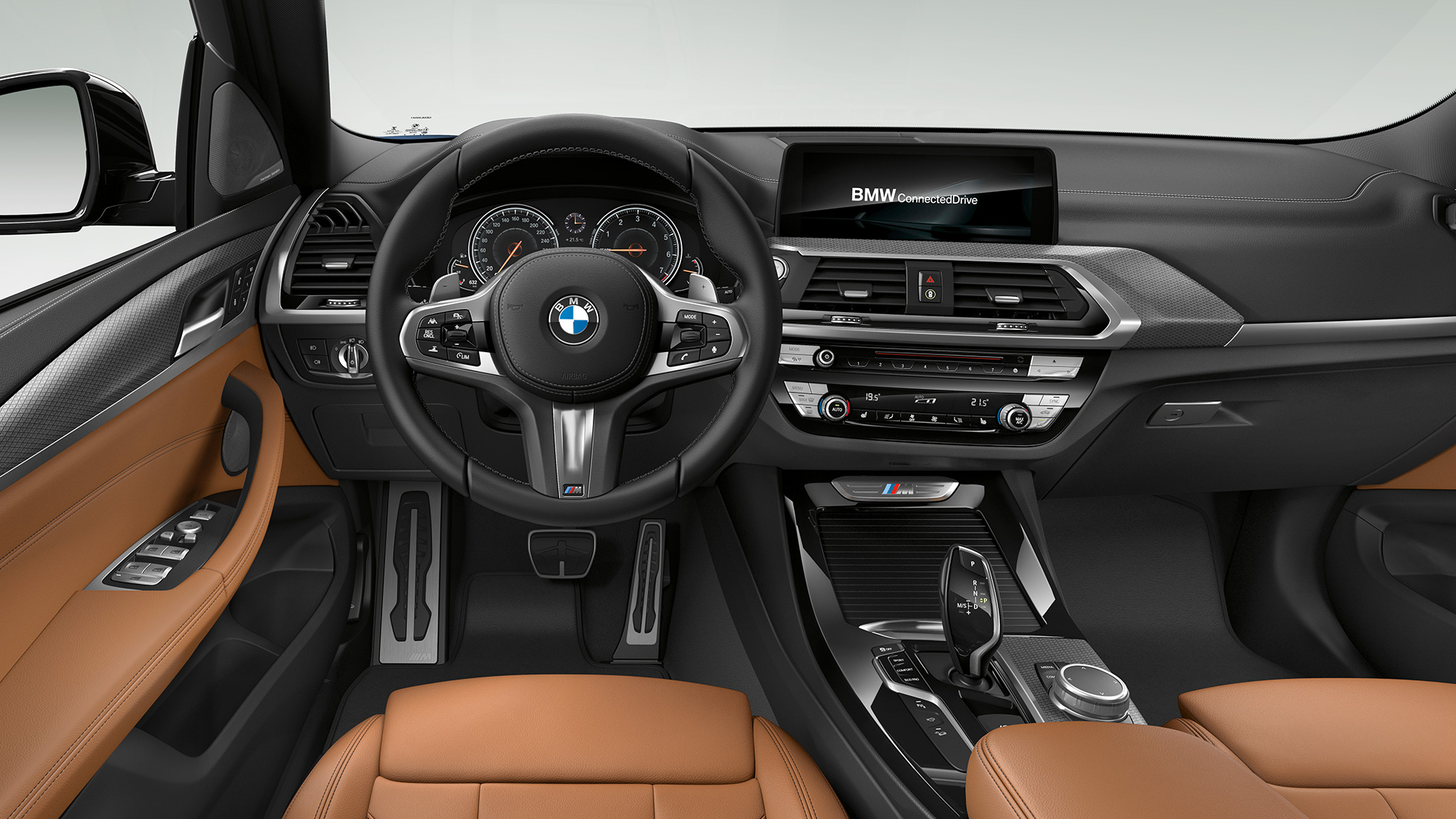 BMW X3 M40i и BMW X3 M40d, кабина. BMW X3 M40i и BMW X3 M40d, салон, кабина с кожаным рулевым колесом M и сидениями M Sport.