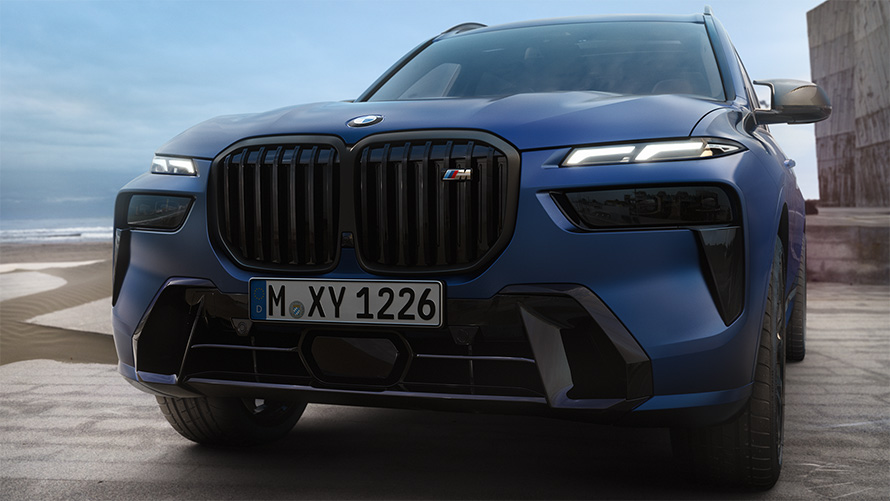 BMW X7 M60i xDrive G07 LCI окраска кузова морозный синий (Frozen Marina Bay Blue), вид спереди, крупным планом