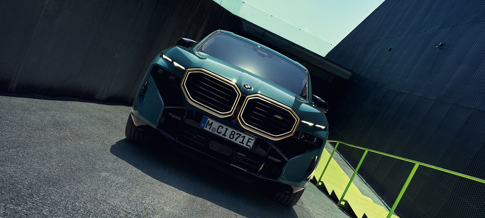 BMW XM G09, динамика движения BMW XM G09, особенности динамики движения