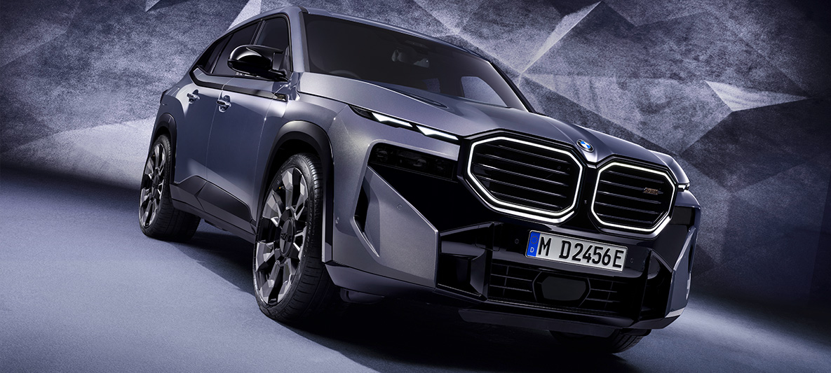 BMW XM G09, BMW Individual "Фиолетовая Сепия металлик" BMW XM G09 цвета BMW Individual "Фиолетовая Сепия металлик", вид спереди в 2/3