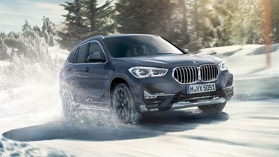 BMW X1 xDrive20i F48 LCI, BMW Individual Серый Шторм Бэй металлик, в движении по зимнему ландшафту BMW X1 xDrive20i F48 LCI, BMW Individual Серый Шторм Бэй металлик, в движении по зимнему ландшафту