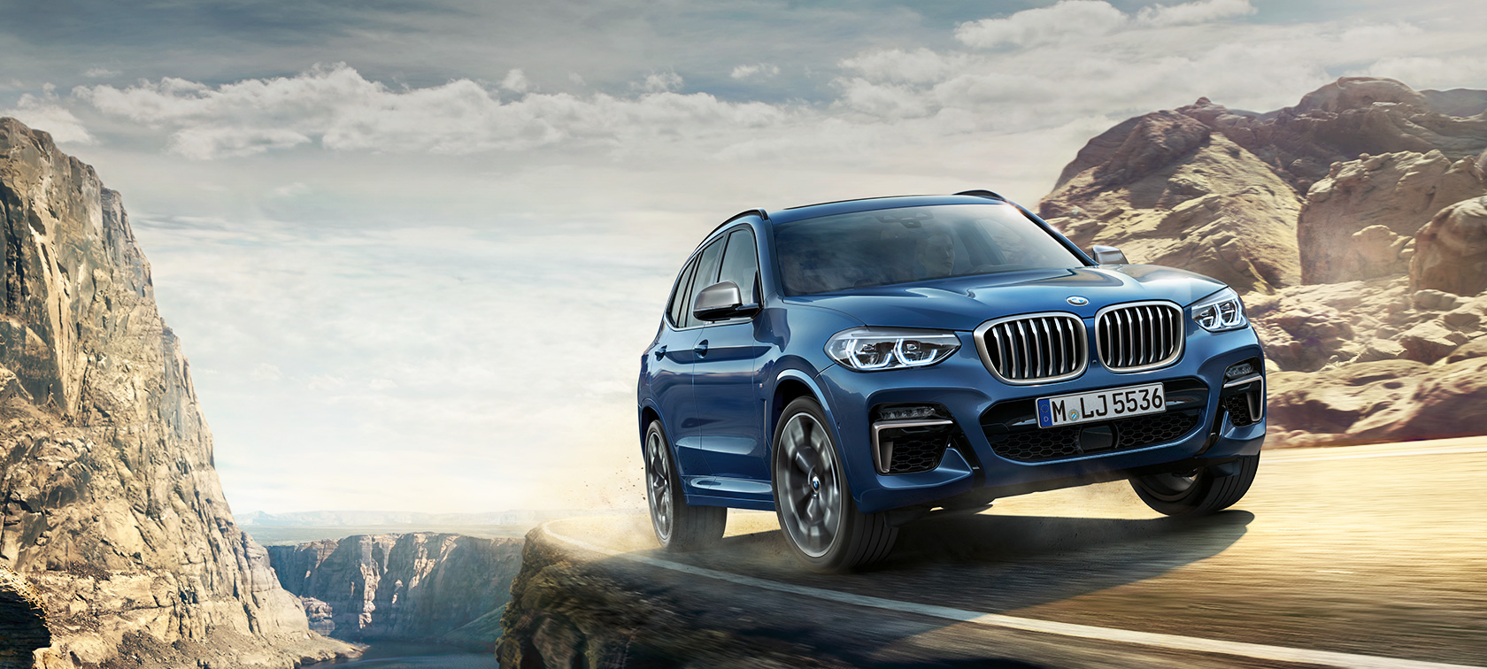 BMW X3 M40i на горной тропе, снимок за рулем BMW X3 M40i на горной тропе, снимок за рулем