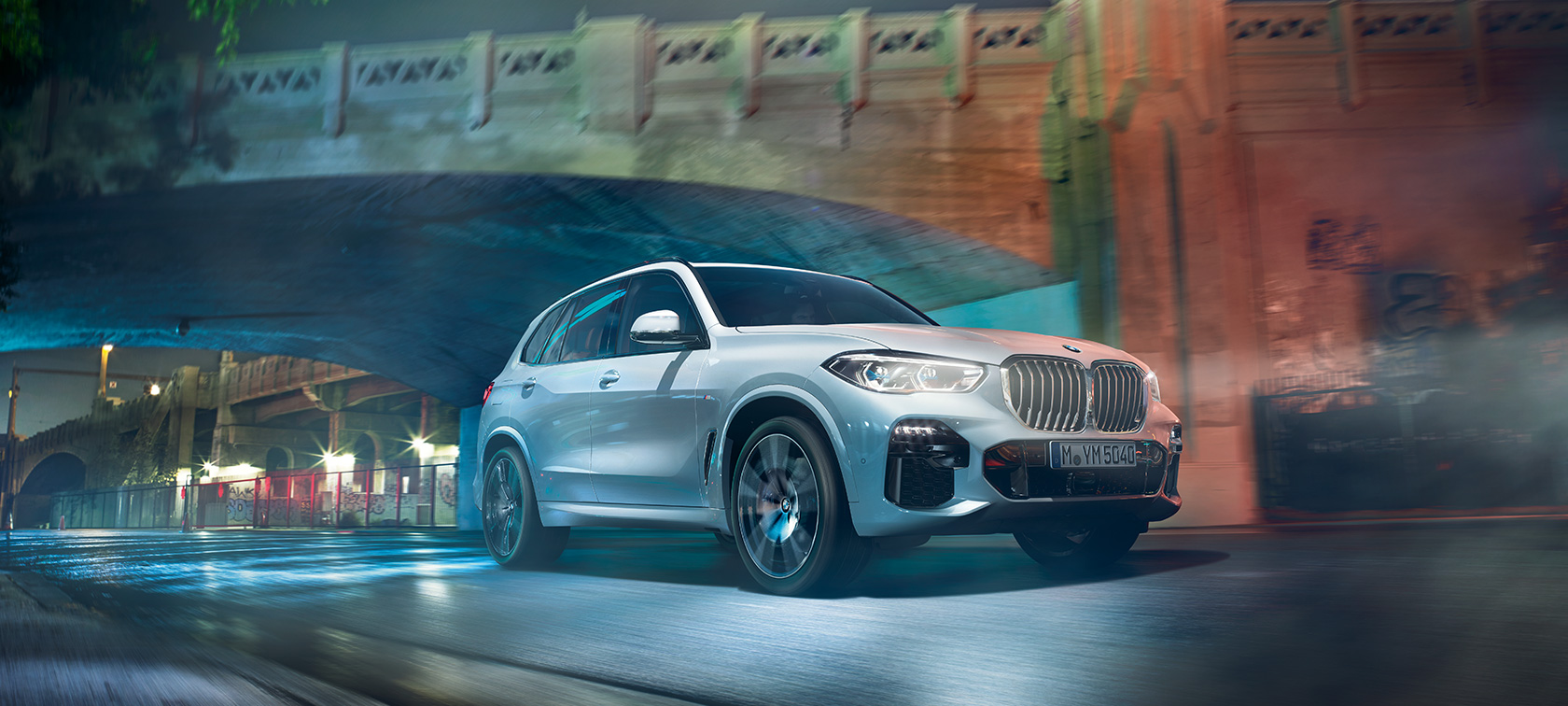 BMW X5 G05 2018 Mineral White metallic, вид спереди в три четверти в движении ночью