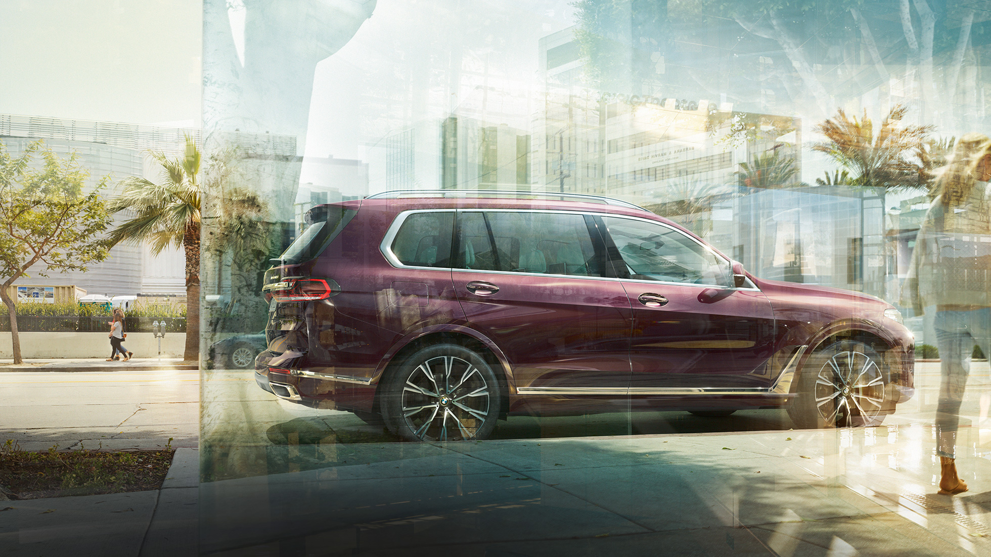 BMW Individual X7 40i xDrive, вид сбоку Стоящий BMW X7 в Ametrin Metallic с вида сбоку