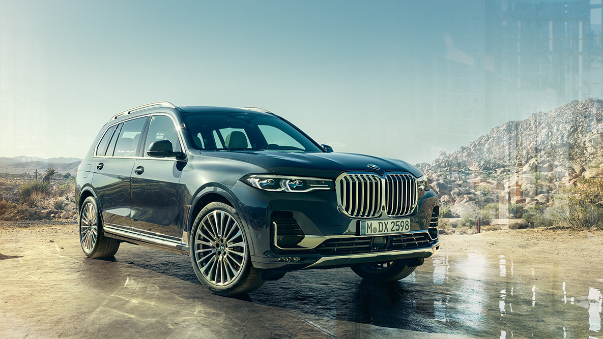 BMW X7 внешний вид, вид спереди три четверти BMW X7 внешний вид: вид спереди три четверти на фоне пустыни