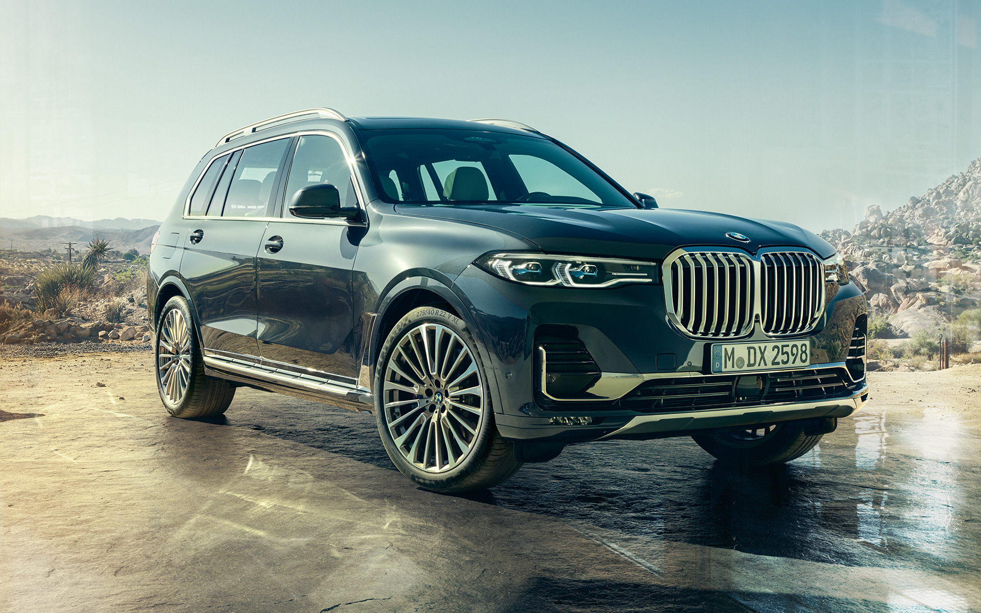 Вид спереди в три четверти, экстерьер BMW X7 G07 2019 Экстерьер BMW X7 G07 2019, вид спереди в три четверти на фоне пустынного пейзажа