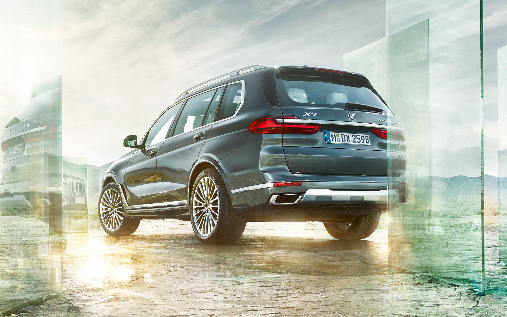 BMW X7 G07 2019, вид снизу сзади в три четверти BMW X7 G07 2019, вид снизу сзади в три четверти