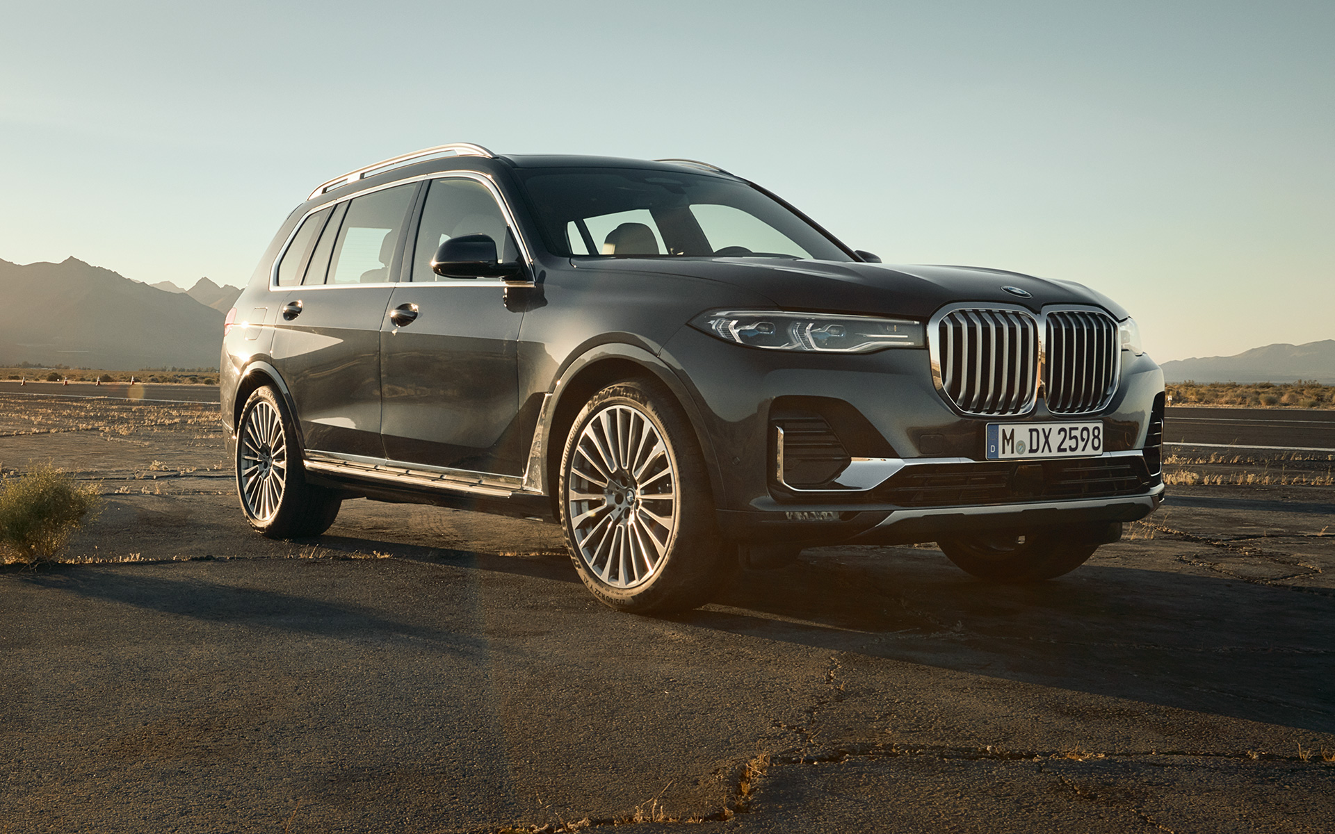BMW X7 с подвеской Executive Drive Pro G07 2019, вид сзади в три четверти BMW X7 с подвеской Executive Drive Pro G07 2019, вид сзади в три четверти