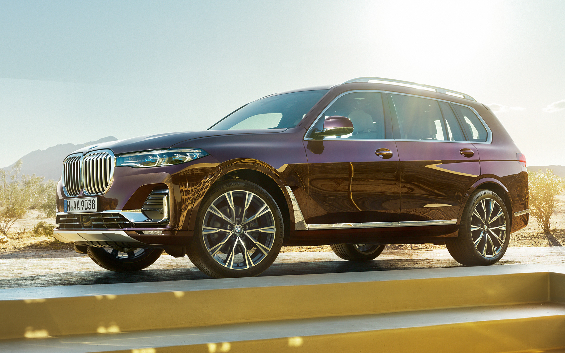 BMW X7 Individual xDrive40i G07 2018 "Аметрин металлик", вид сбоку в статике на фоне пустынного пейзажа BMW X7 Individual xDrive40i G07 2018 "Аметрин металлик", вид сбоку в статике на фоне пустынного пейзажа