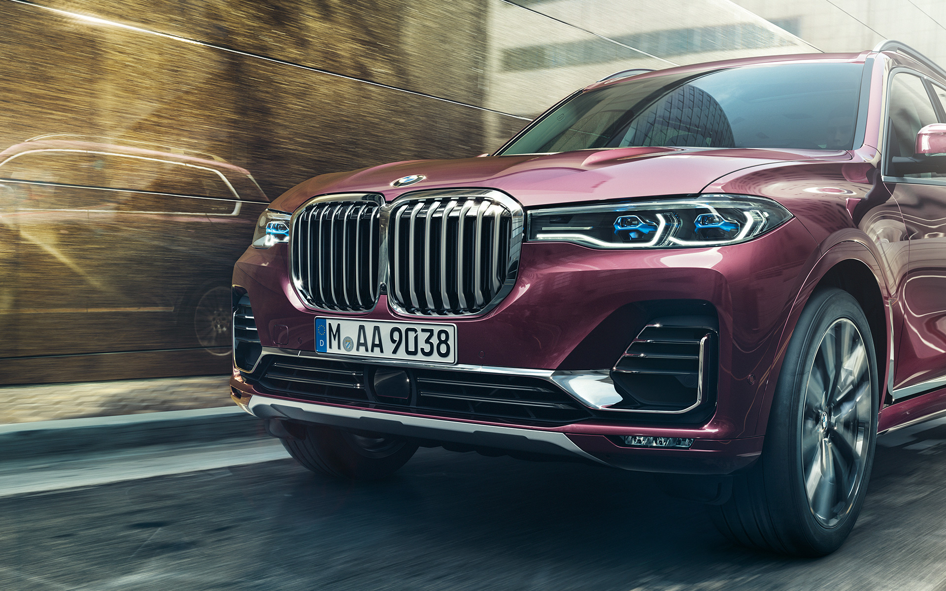 BMW X7 Individual xDrive40i G07 2018 "Аметрин металлик", вид спереди в три четверти в движении BMW X7 Individual xDrive40i G07 2018 "Аметрин металлик", вид спереди в три четверти в движении