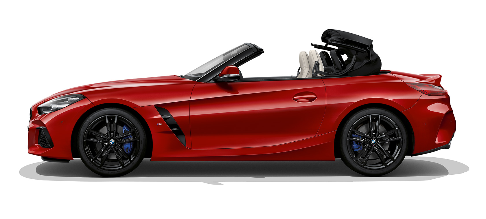BMW Z4 Roadster (G29), вид сбоку BMW Z4 Roadster (G29) в момент складывания крыши, вид сбоку