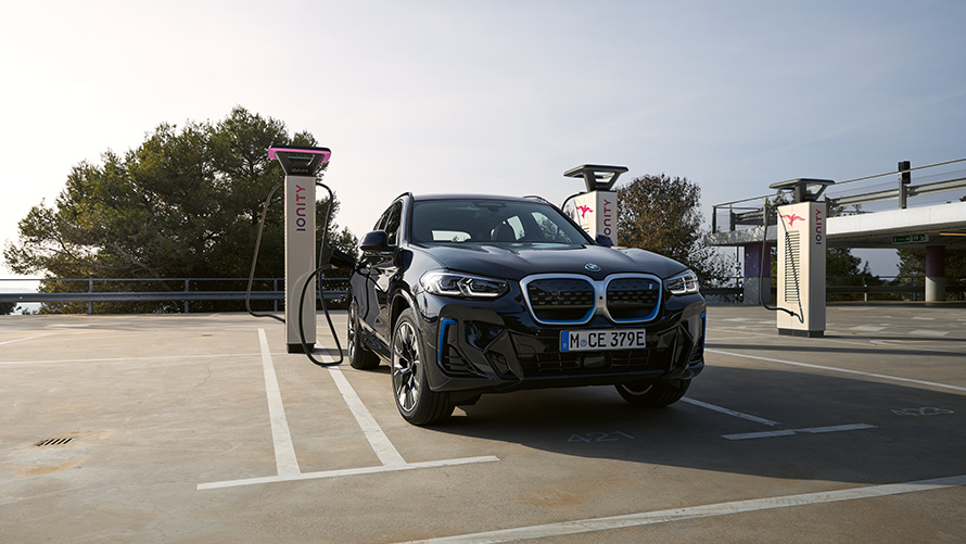 Зарядные решения BMW BMW Специальные программы продаж Устойчивое развитие Экологический приоритет BMW Специальные программы продаж Устойчивое развитие Экологический приоритет Зарядные решения BMW автомобиль BMW стоит на зарядной станции