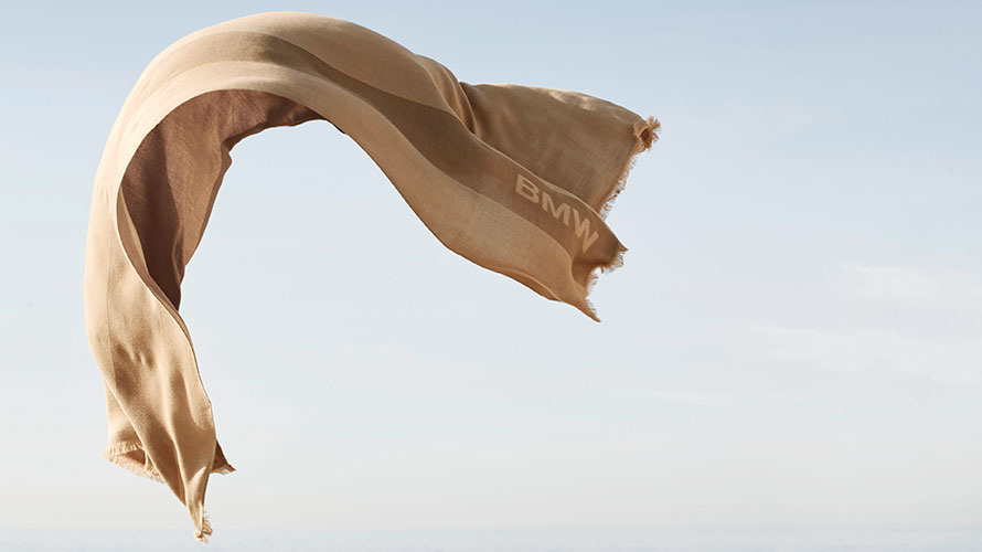 Летний шарф BMW развевается на ветру.