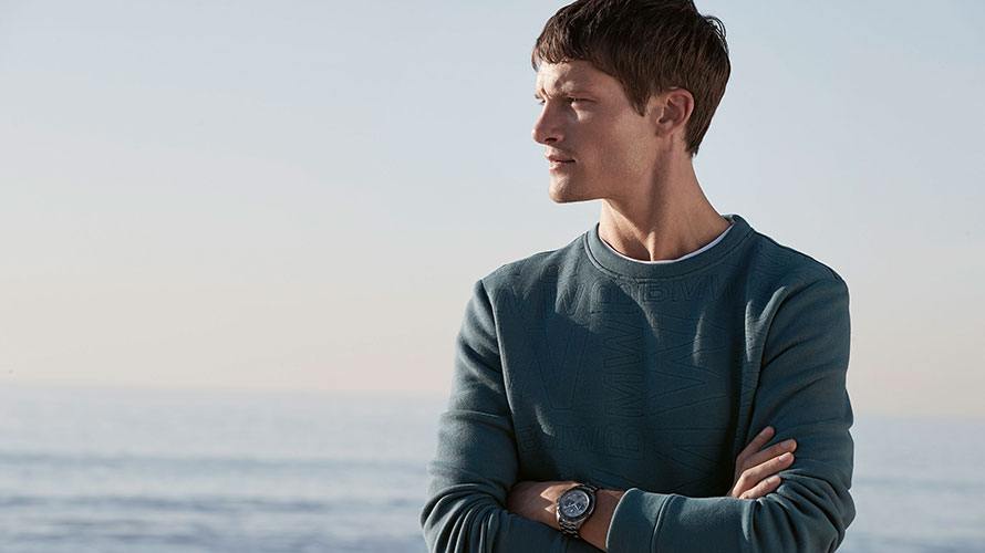 Молодой человек одет в толстовку BMW, мужчины.