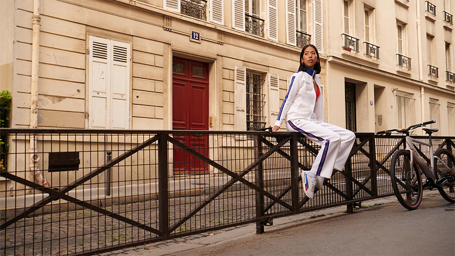 BMW Lifestyle каталогы BMW E-Bike велосипеді және BMW M Motorsport киімі