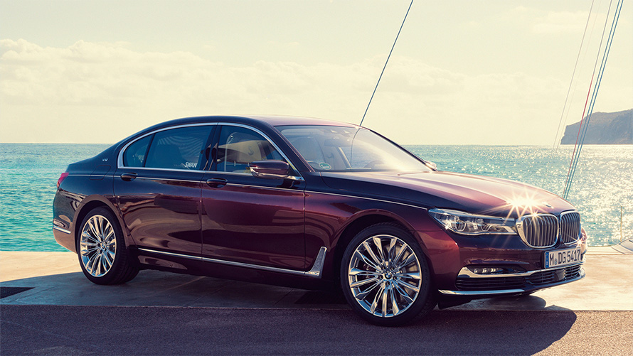 BMW M760Li xDrive Nautor&rsquo;s Swan &ndash; BMW Individual G12 2017, вид сбоку в три четверти на пирсе перед яхтой в заливе