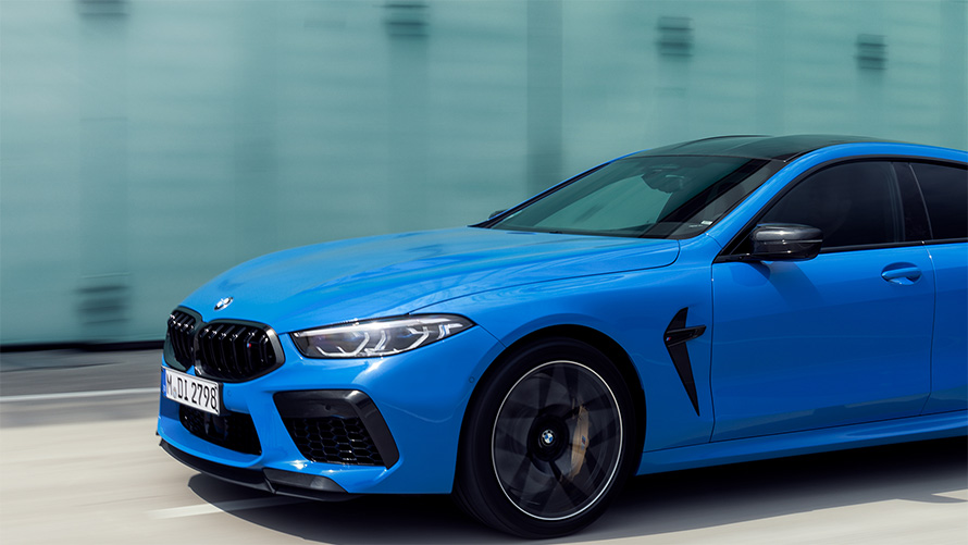BMW M8 Competition Coupé F92 2019 BMW Individual Voodoo Blue, вид сбоку с поворотом в три четверти